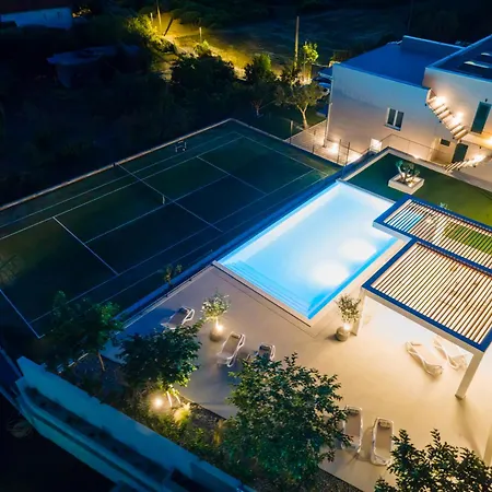 Court & Sea Private Tennis Court & Pool ספליט